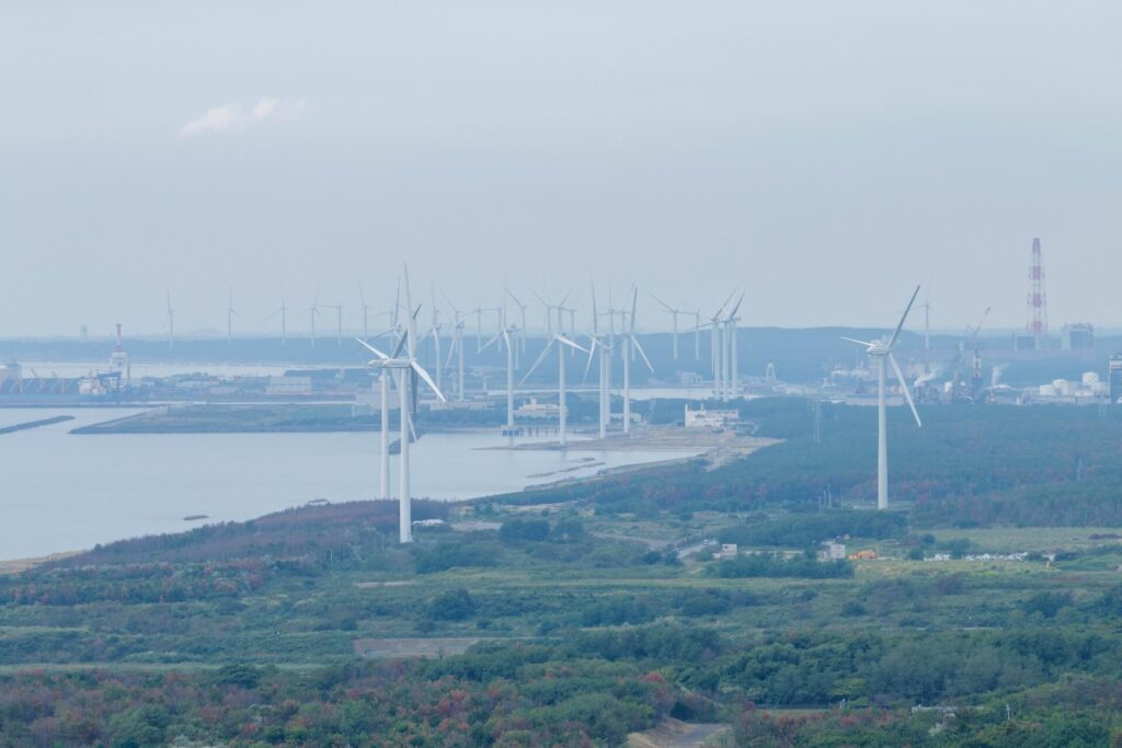 秋田市の大森山展望台から見た、ユーラス秋田港ウインドファームなどの風車群