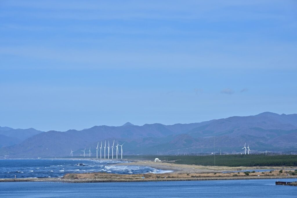 能代港から見た、八峰風力発電所