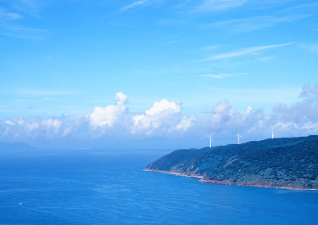 都井岬から見た串間風力発電所の風車