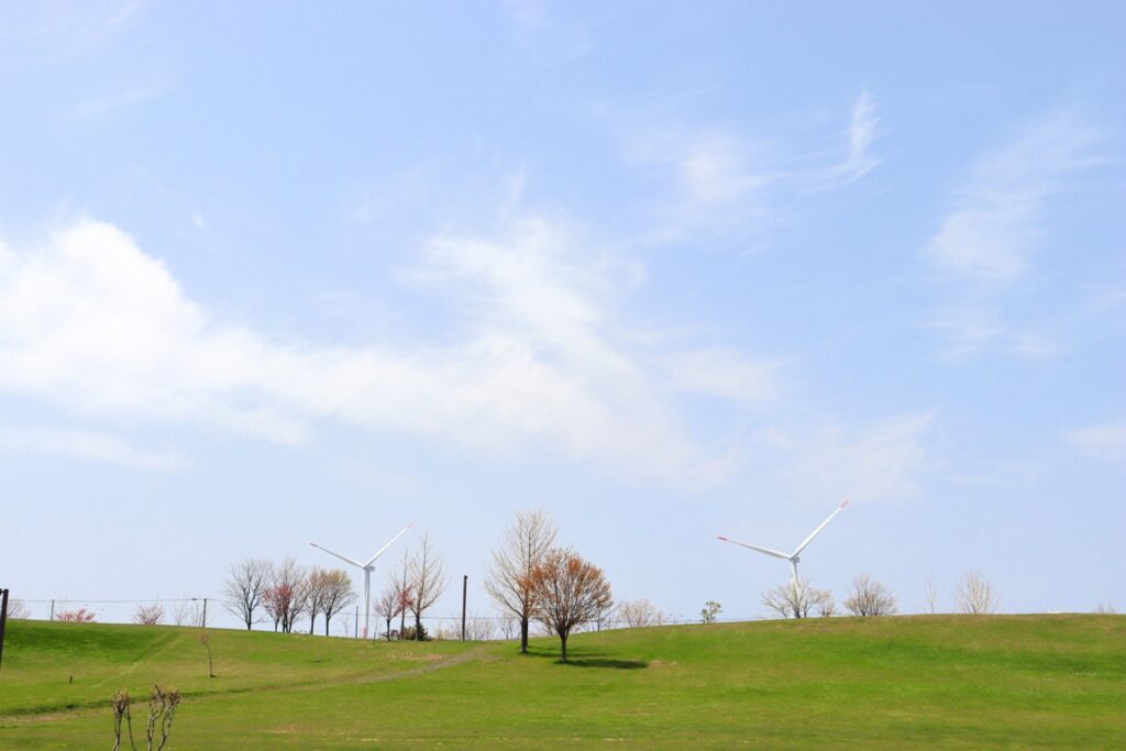 石狩市の青葉公園から見た、石狩コミュニティウインドファーム「レラくる」の風車（5月）
