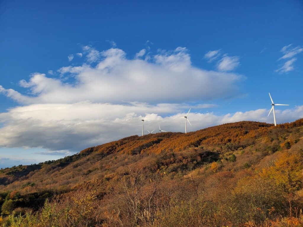 天峰山から見た、姫神ウィンドパークの風車群と紅葉