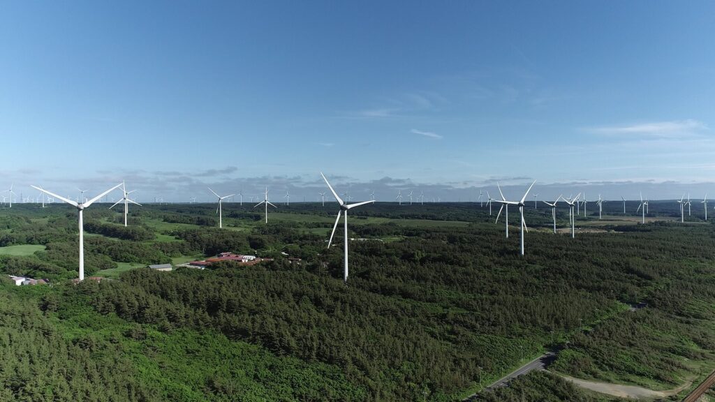 横浜町雲雀平風力発電所の風車群（写真の手前側の風車）