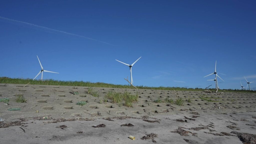 陸奥湾の海岸沿いから見た、横浜町雲雀平風力発電所の風車群