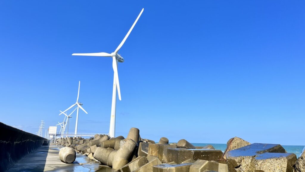 ウインド・パワーかみす第1洋上風力発電所の風車群