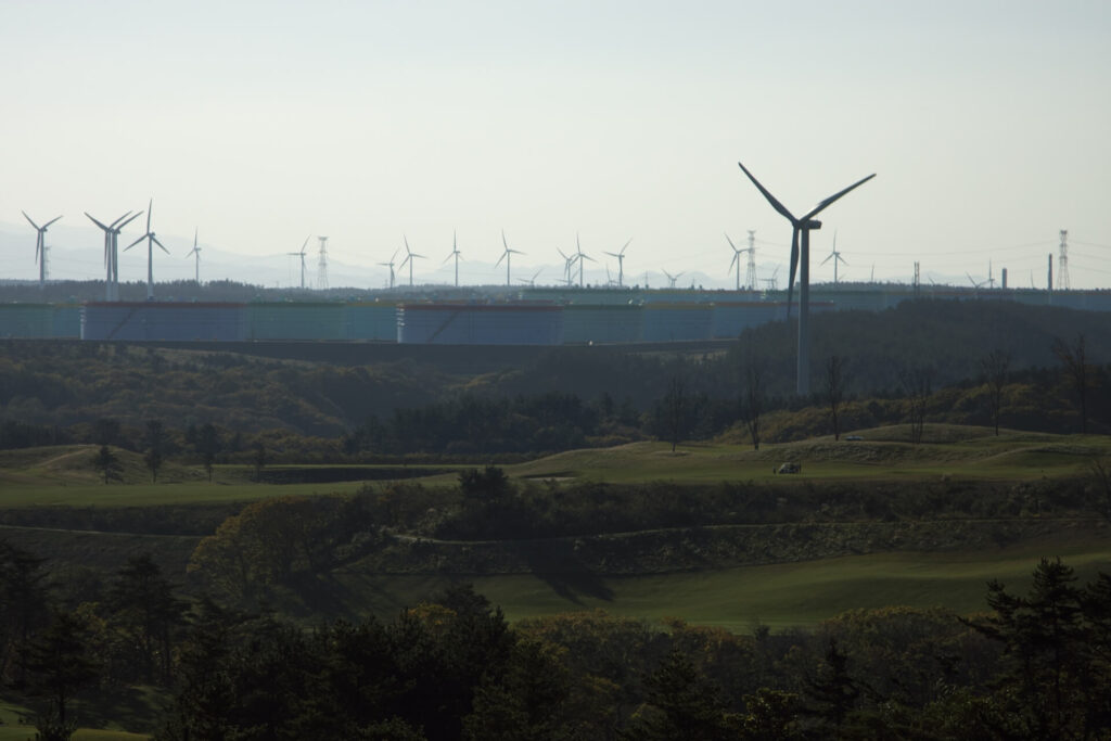 六ヶ所原燃PRセンターから南西方向に見た、二又風力発電所や吹越台地風力発電所の風車群