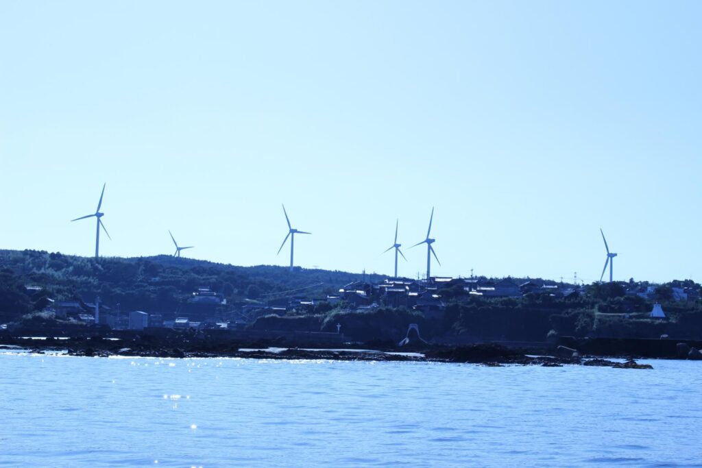 能登金剛遊覧船から見た、福浦風力発電所の風車群