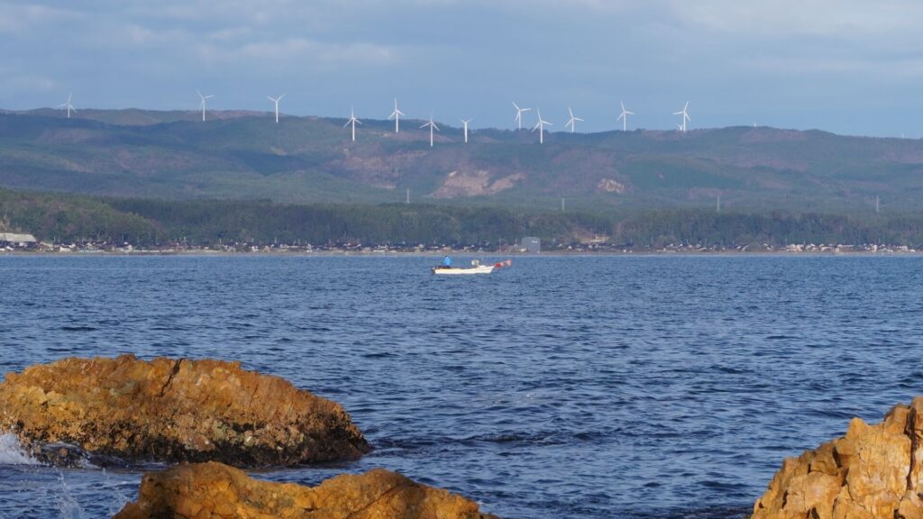 赤崎海岸から見た、珠洲風力発電所の風車群