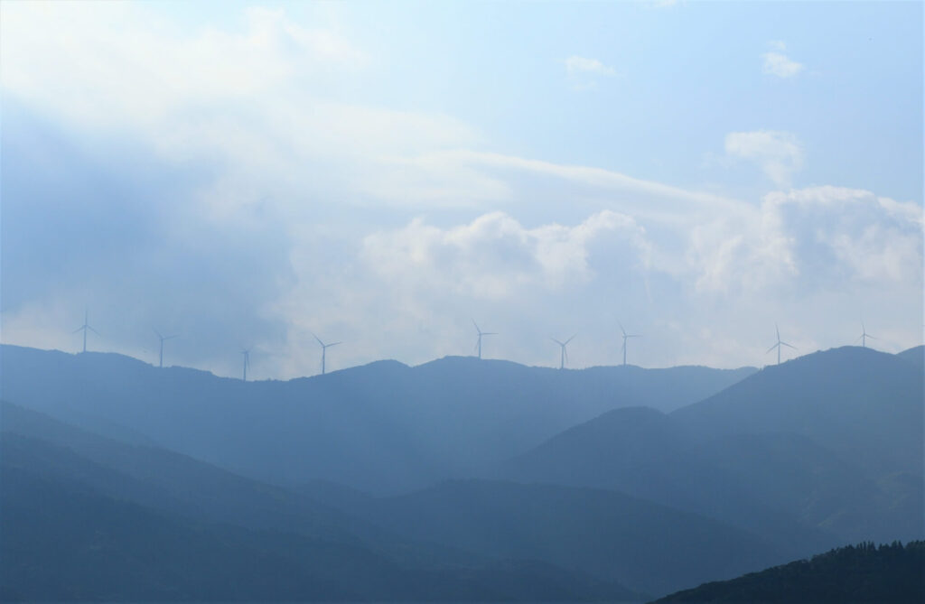 鹿児島県肝付町の国見山の、ユーラス肝付ウインドファームの風車群