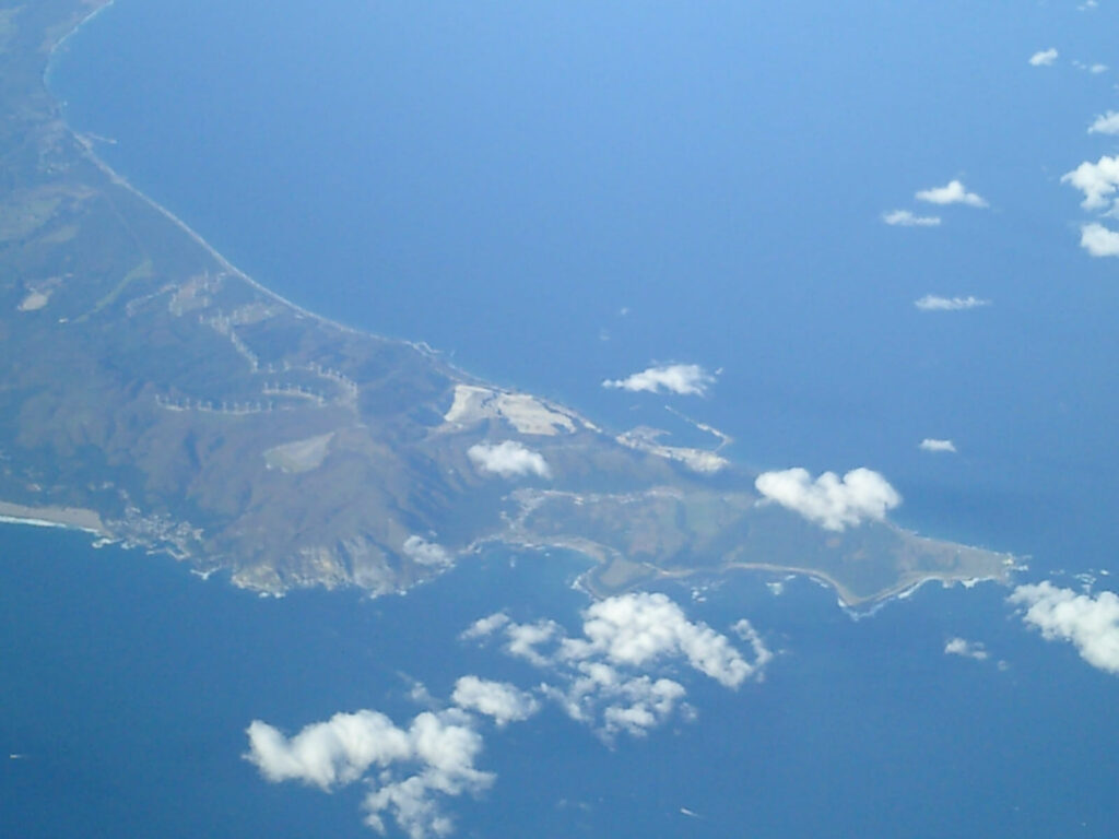 Ảnh chụp từ trên không các cối xay gió ở Làng Higashidōri, bao gồm Công viên Gió Iwaya