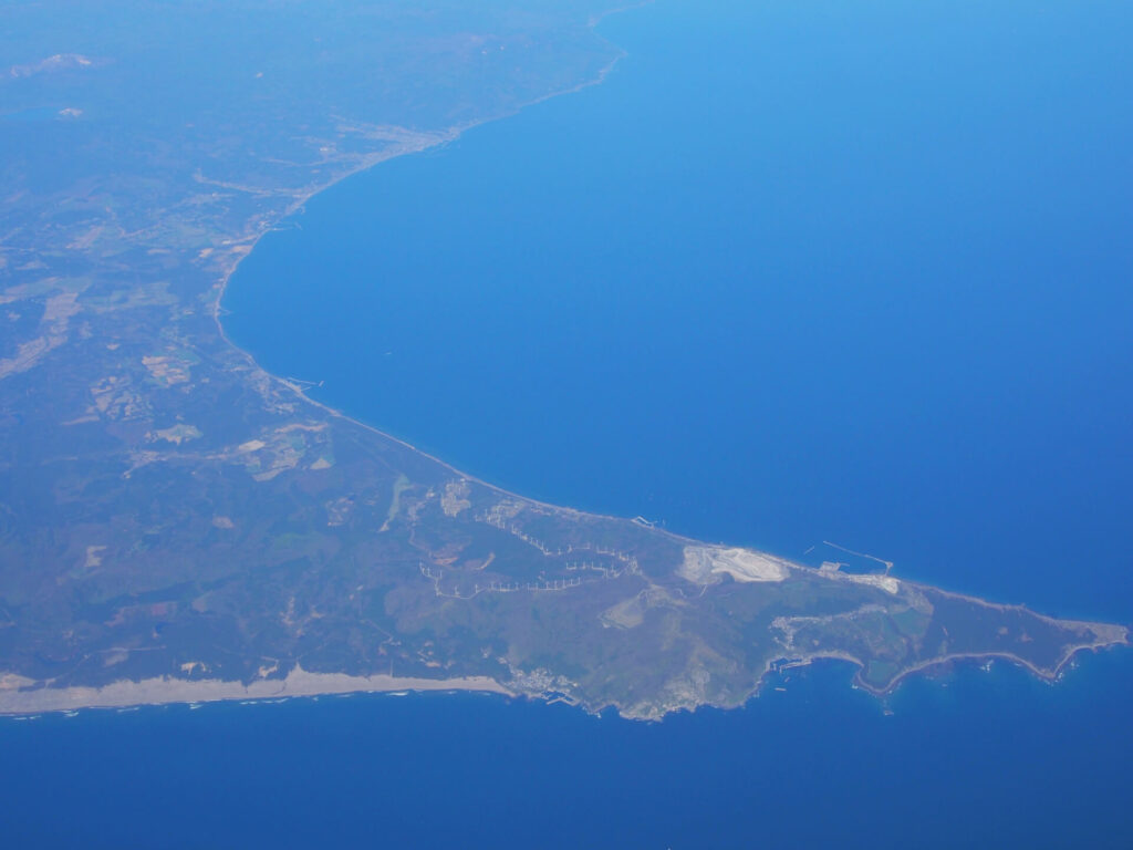 Ảnh chụp từ trên không các cối xay gió ở Làng Higashidōri, bao gồm Công viên Gió Iwaya