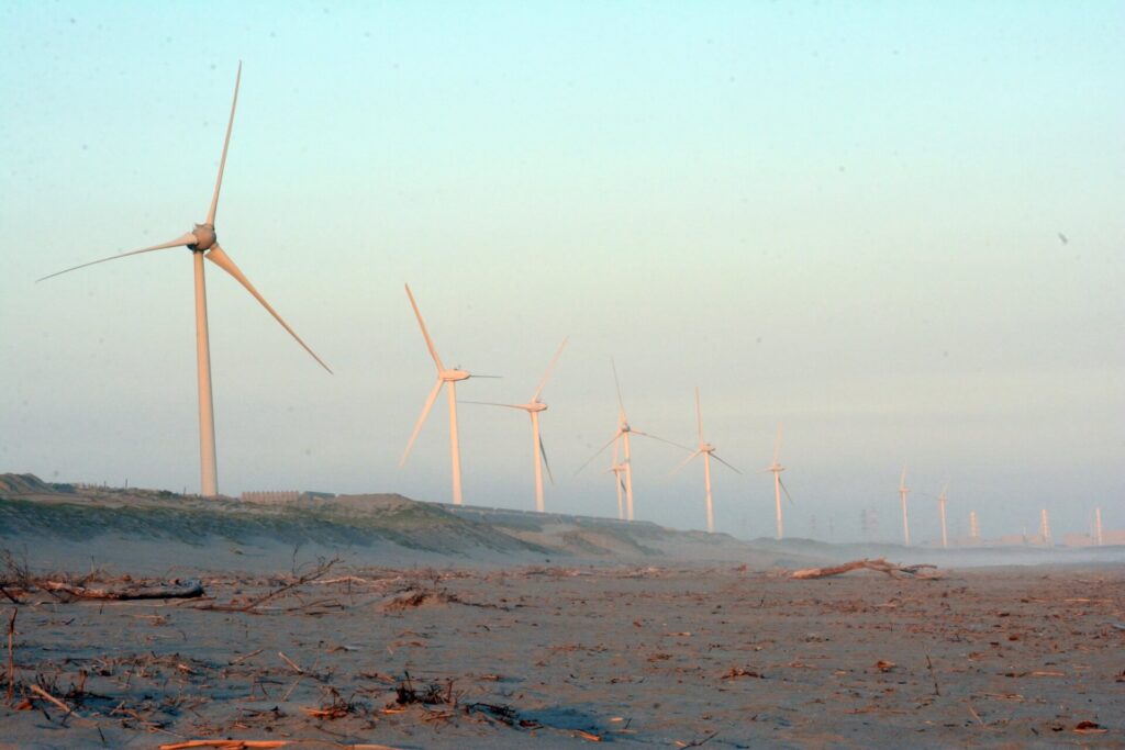 千浜砂丘から見た、遠州掛川風力発電所と御前崎風力発電所の風車群