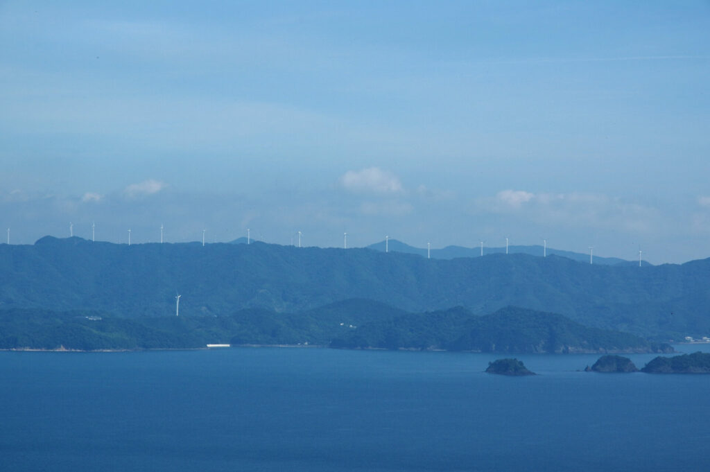 広川明神山風力発電所の風車群