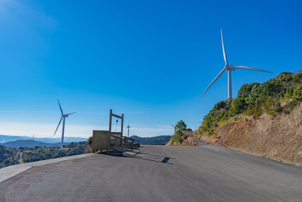 毎床風車公園展望所と、長島風力発電所の風車