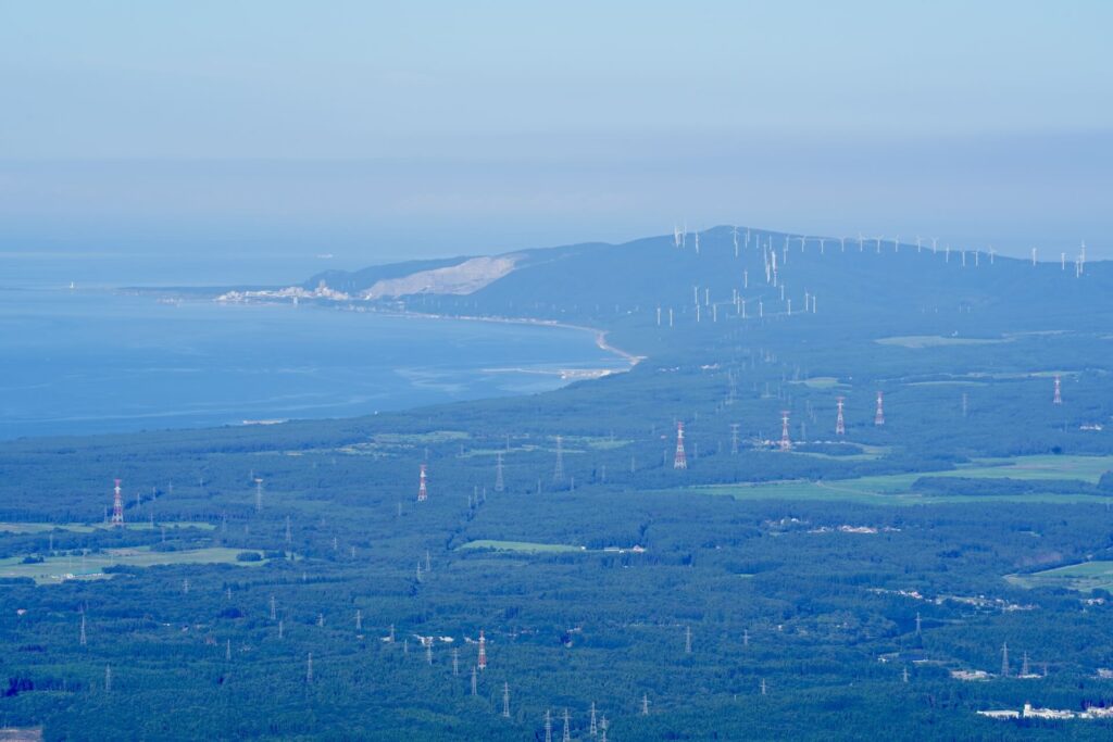 釜臥山展望台から見た尻屋崎と、ユーラス尻労ウインドファームなど東通村の風車群
