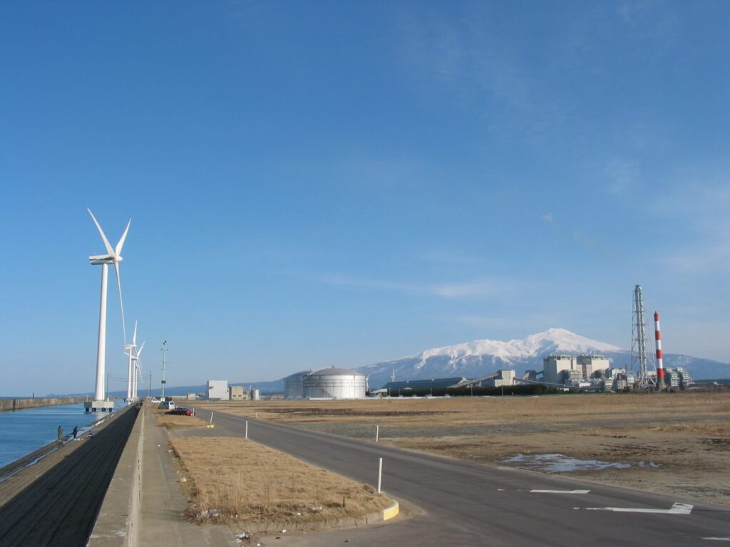 JRE酒田風力発電所の風車群と鳥海山