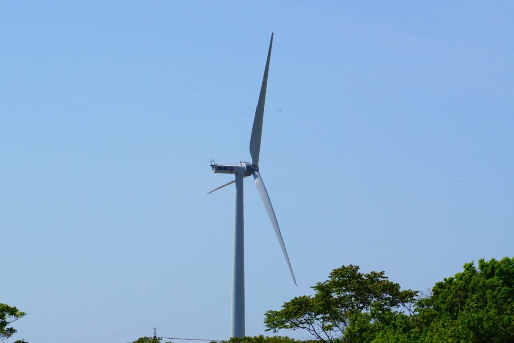 江津東ウィンドファーム風力発電所の風車（ナセルにキャラクターが描かれている）