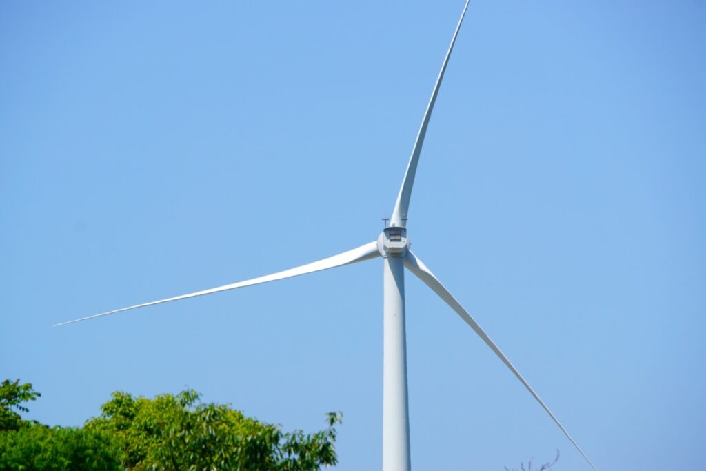 江津東ウィンドファーム風力発電所の風車の背面