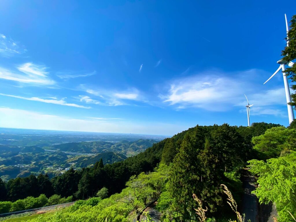 浜松風力発電所の風車と、滝沢展望台からの風景