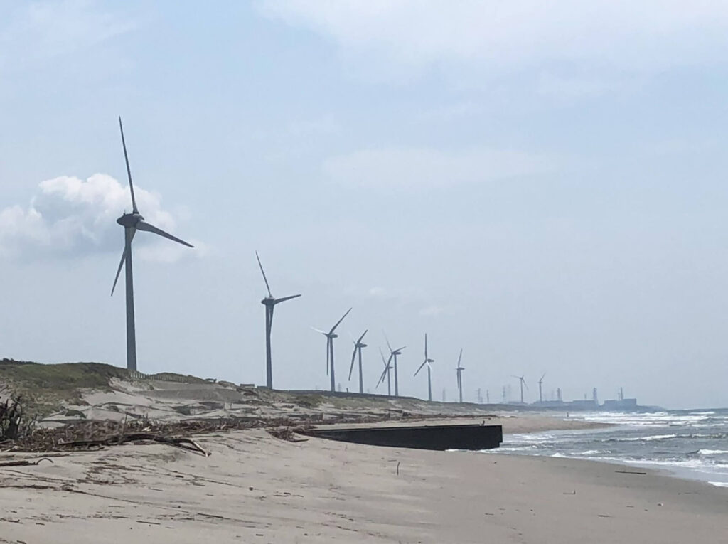 千浜砂丘から見た、遠州掛川風力発電所と御前崎風力発電所の風車群（左側の2基が遠州掛川風力発電所の風車、それより右側は御前崎風力発電所の風車）