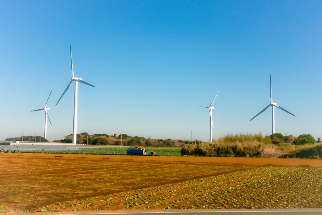 畑の中に立つ、銚子風力発電所の風車