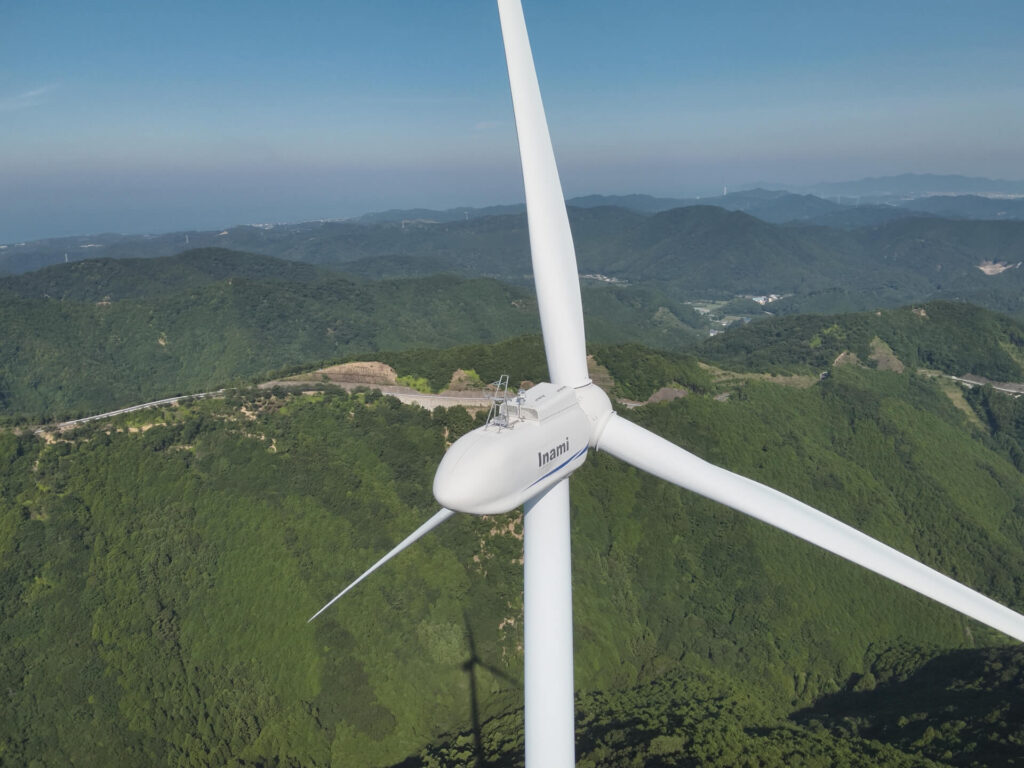 印南風力発電所の風車のナセル（ドローンで撮影）