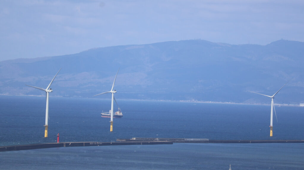 秋田港洋上風力発電所の風車群