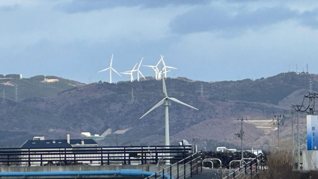 石巻市街地から見た、石巻ウインドファーム （写真上部の山頂の風車群が、石巻ウインドファームの風車）