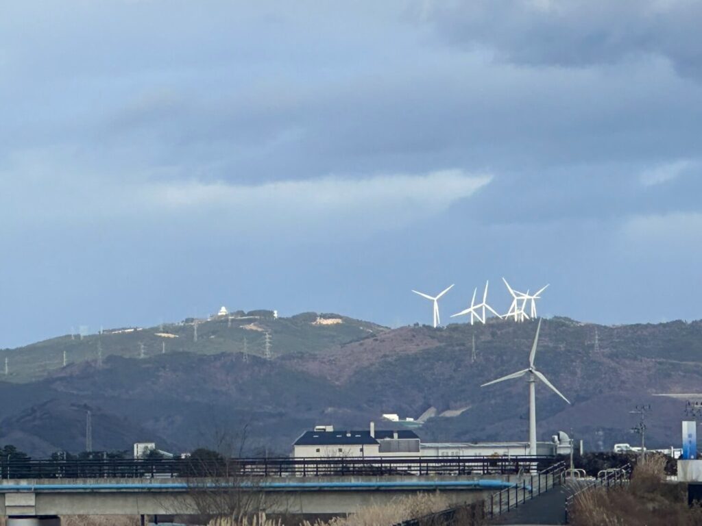 石巻市街地から見た、石巻ウインドファーム （写真中央部の山頂の風車群が、石巻ウインドファームの風車）