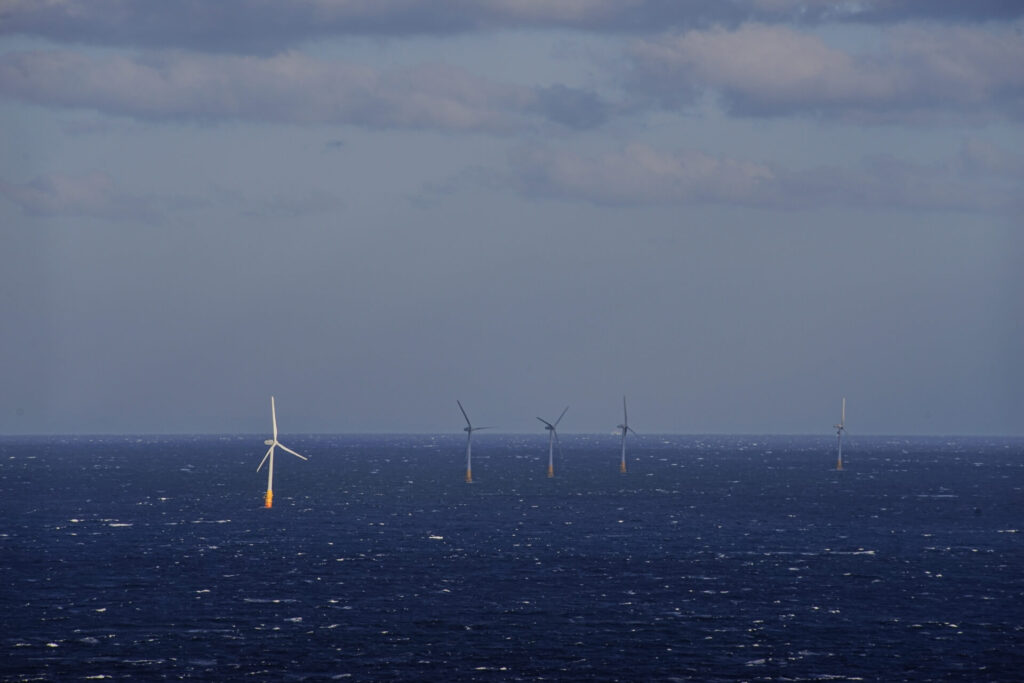 崎山海浜公園から見た五島洋上ウィンドファームの風車群