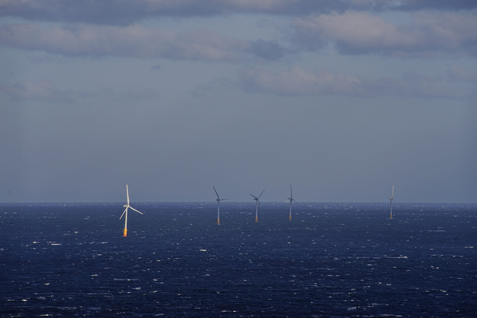 崎山海浜公園から見た五島洋上ウィンドファームの風車群