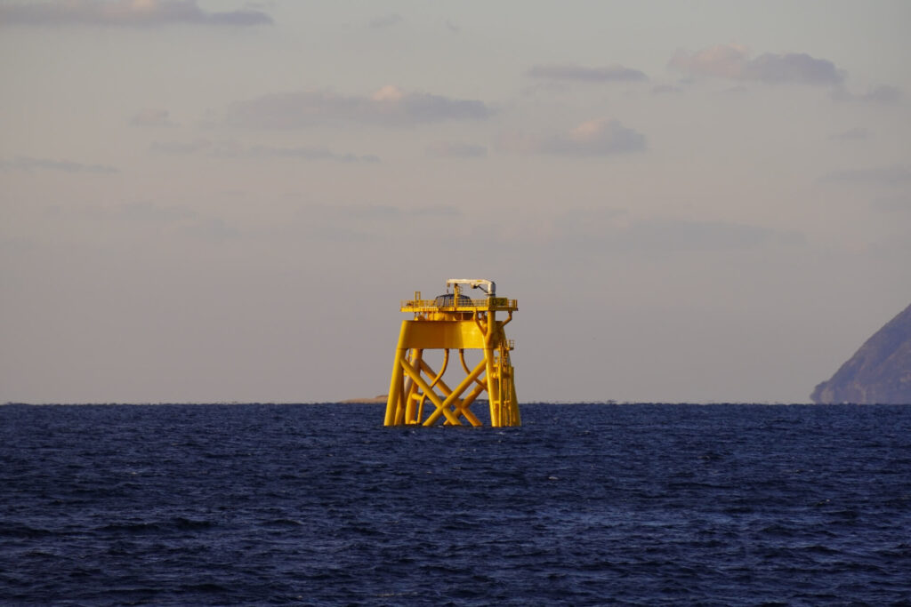 建設工事中の北九州響灘洋上ウインドファームの風車のジャケット式基礎