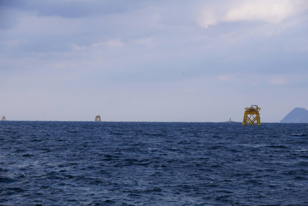 建設工事中の北九州響灘洋上ウインドファームの風車のジャケット式基礎