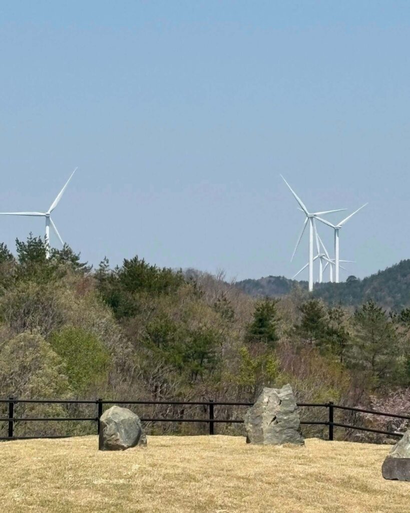 阿武隈風力発電所の展望施設から見た風車