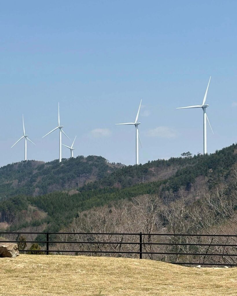 阿武隈風力発電所の展望施設から見た風車