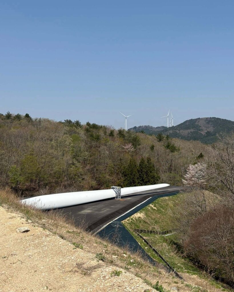 阿武隈風力発電所の展望施設から見た風車とブレード