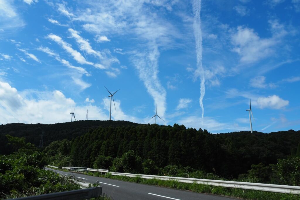 五島玉之浦風力発電所の風車群(map code32.65988, 128.72171付近から見た風車)